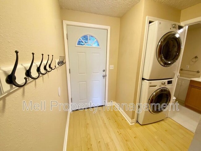 2370 E Phillips Lake Loop Rd in Shelton, WA - Building Photo - Building Photo