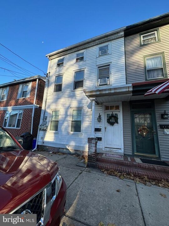 225 Wood St in Bristol, PA - Building Photo