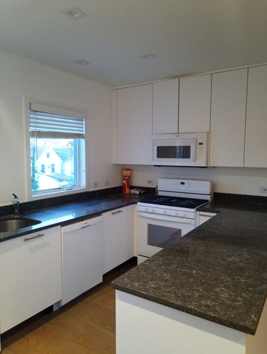 6167 Austin St in Rego Park, NY - Building Photo