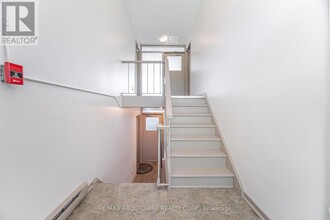 2344-2344 Queensway Dr in Burlington, ON - Building Photo - Building Photo