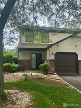 34 Aspen Dr in North Brunswick, NJ - Foto de edificio - Building Photo
