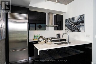 224 King St W in Toronto, ON - Building Photo - Building Photo