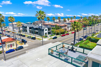 Royal Towers Apartments in Redondo Beach, CA - Building Photo - Building Photo