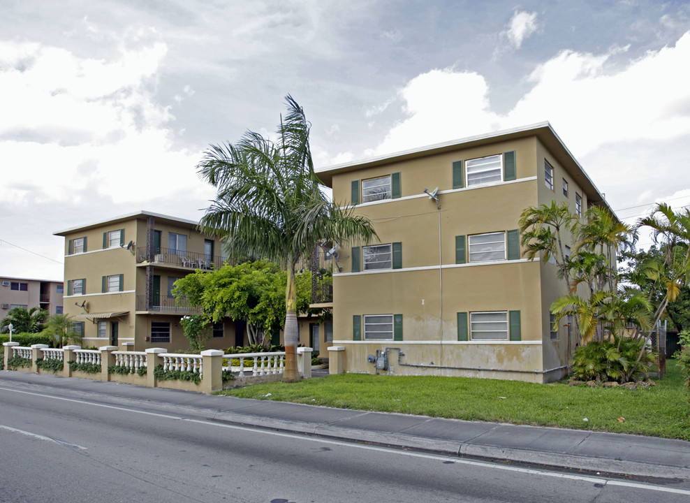 6487 W Flagler St in Miami, FL - Foto de edificio