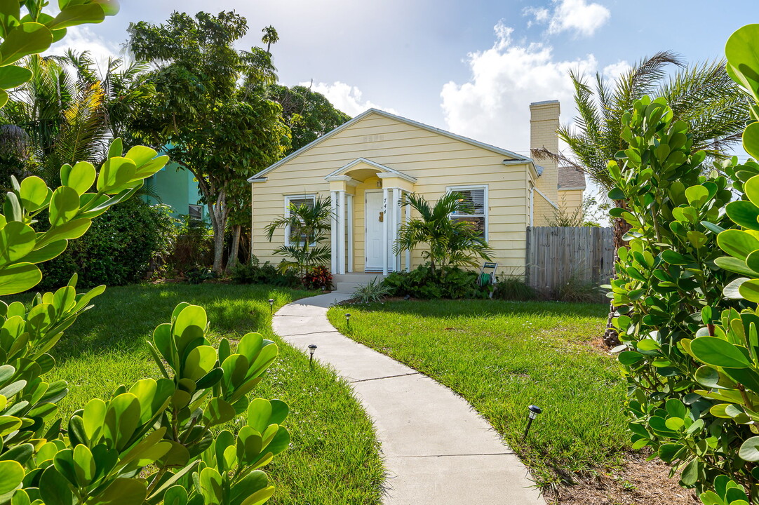 744 High St in West Palm Beach, FL - Foto de edificio