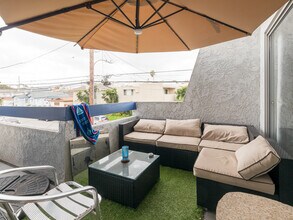2005 Pullman Ln, Unit 2 in Redondo Beach, CA - Foto de edificio - Building Photo