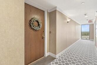 14 Greenway Plz in Houston, TX - Foto de edificio - Building Photo