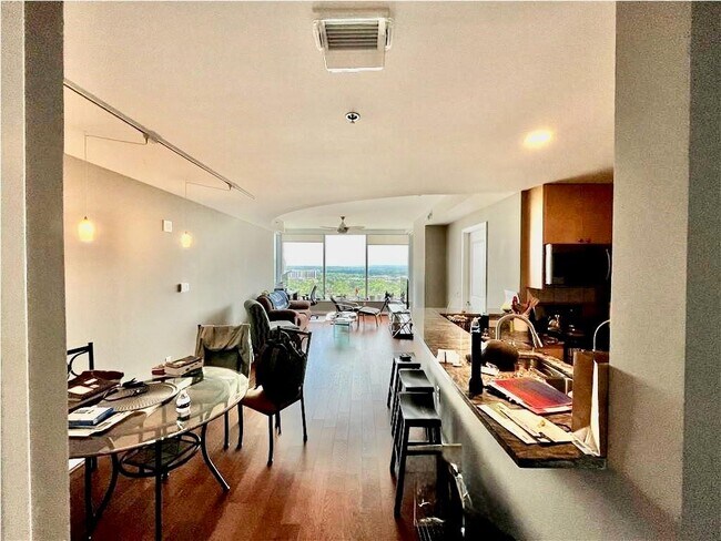 3338 Peachtree Rd NE in Atlanta, GA - Building Photo - Building Photo