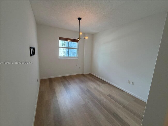 185 SE 14th Ter, Unit 1411 in Miami, FL - Foto de edificio - Building Photo