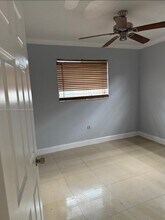 2401 Largo Dr in Miramar, FL - Building Photo - Building Photo