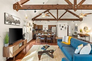 435 Hays St in Dripping Springs, TX - Building Photo