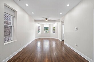 4116 W Cermak Rd, Unit 2 in Chicago, IL - Building Photo - Building Photo