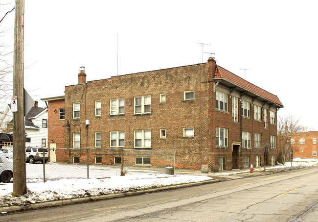 296 E 156th St in Cleveland, OH - Foto de edificio - Building Photo