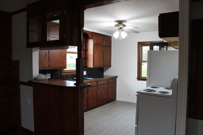 property at 405 Lindoo Ave E