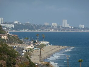18109 Coastline Dr in Malibu, CA - Building Photo - Building Photo