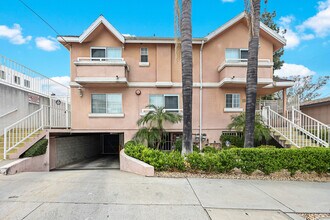 10128 Hillhaven Ave, Unit 105 in Tujunga, CA - Building Photo - Building Photo