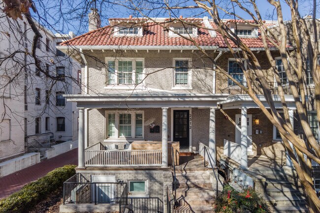 2312 Ashmead Pl NW in Washington, DC - Foto de edificio - Building Photo