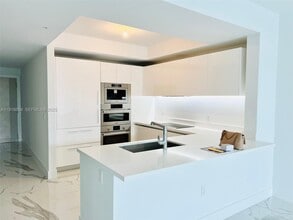 300 Sunny Isles Blvd, Unit 5 in Sunny Isles Beach, FL - Building Photo - Building Photo