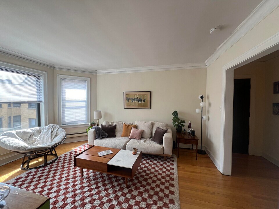 1125 W Oakdale Ave in Chicago, IL - Building Photo