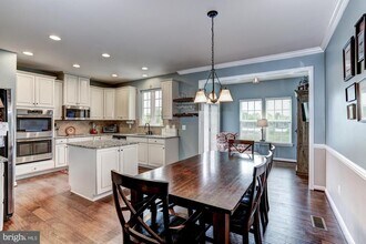 7067 Kona Dr in Gainesville, VA - Foto de edificio - Building Photo