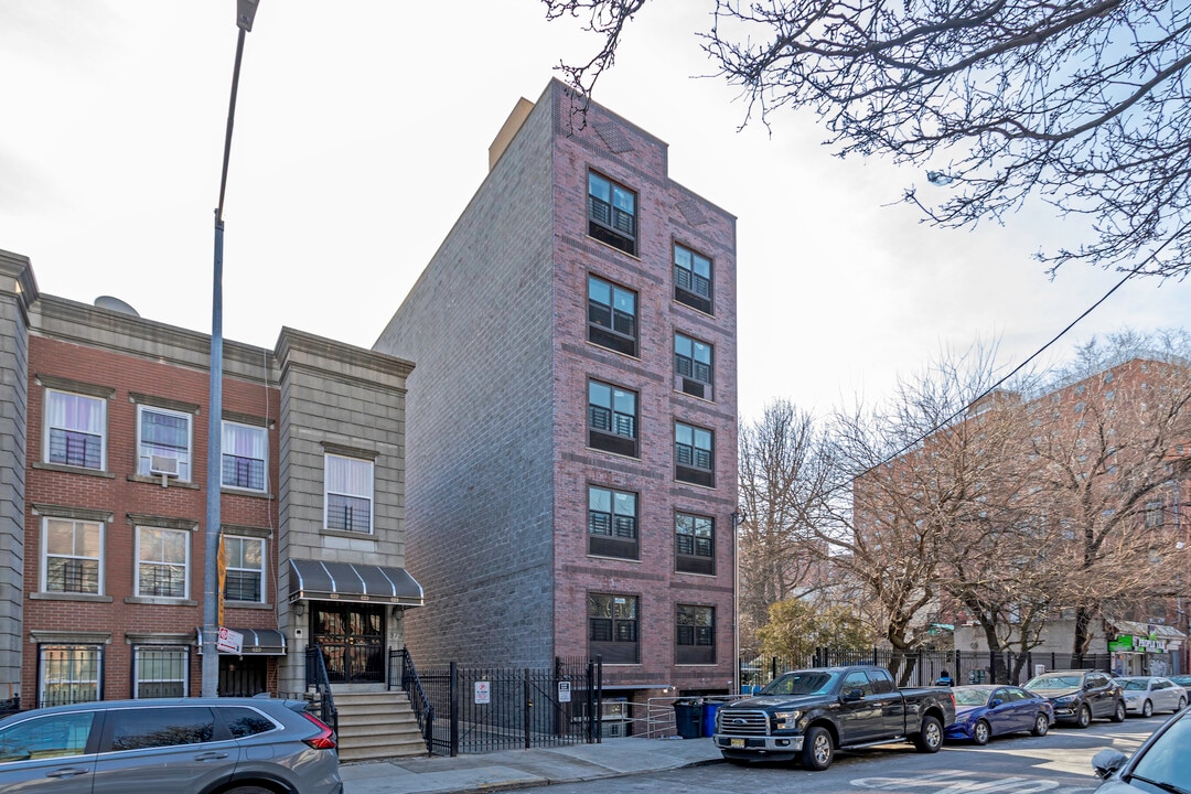 370 E 158th St in Bronx, NY - Building Photo