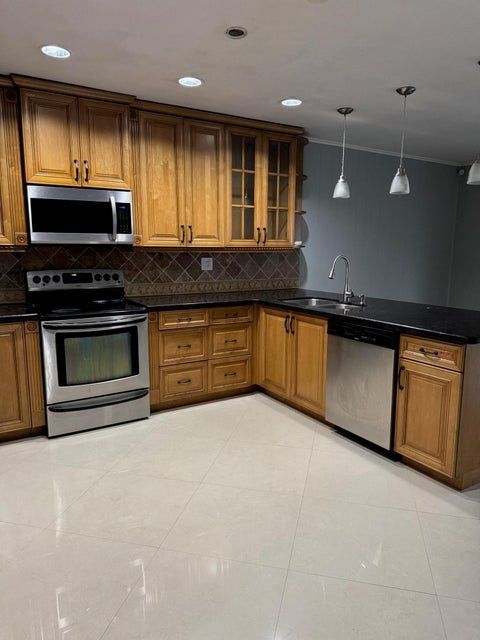 11050 NW 36th St in Coral Springs, FL - Building Photo