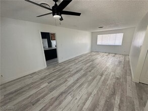 4364 Annie Oakley Dr in Las Vegas, NV - Building Photo - Building Photo