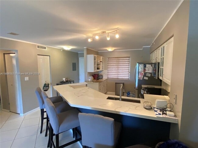 2205 S Cypress Bend Dr, Unit 302 in Pompano Beach, FL - Building Photo - Building Photo