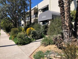 Beverly Arms in Van Nuys, CA - Building Photo