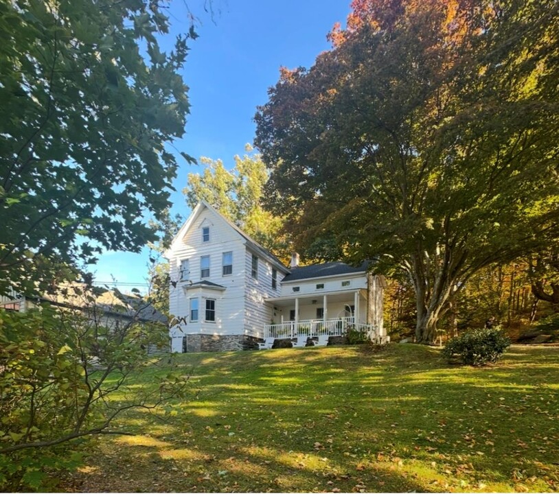 46 Sterling Rd in Greenwood Lake, NY - Building Photo