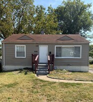 8306 Whitewater Dr in Berkeley, MO - Building Photo