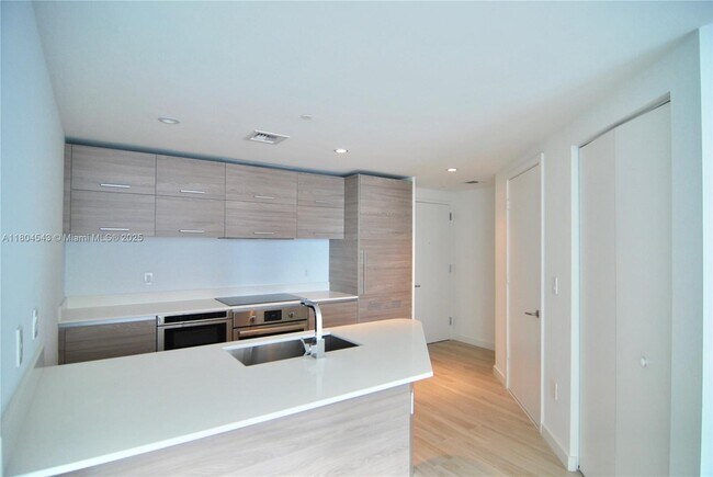 1300 S Miami Ave, Unit 4409 in Miami, FL - Building Photo - Building Photo