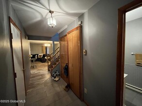 3 Chrisken Dr in Glenmont, NY - Foto de edificio - Building Photo