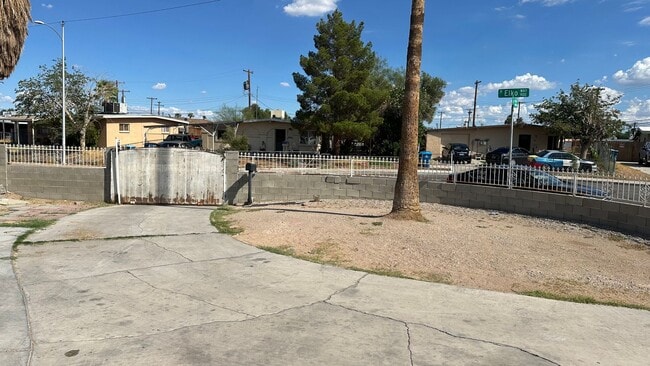 901 Elko Way in Las Vegas, NV - Building Photo - Building Photo