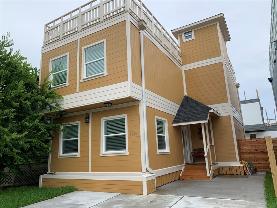 4009 Ave N 1/2 in Galveston, TX - Foto de edificio