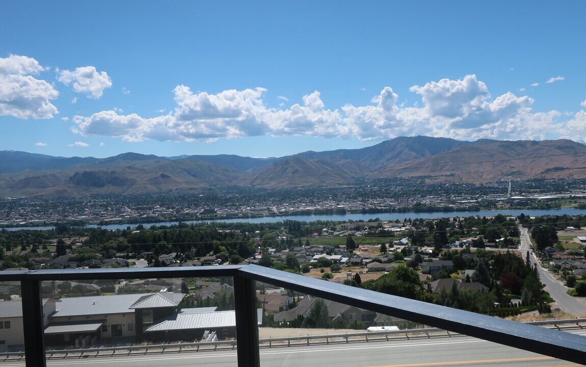 466 Lower Daniels Dr in East Wenatchee, WA - Building Photo