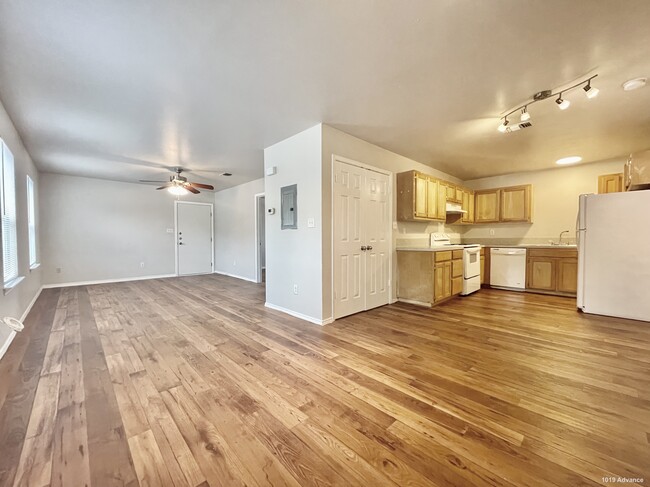 1009 Advance St in San Marcos, TX - Building Photo - Interior Photo