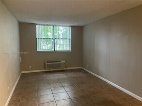 2401 Riverside Dr in Coral Springs, FL - Building Photo - Building Photo