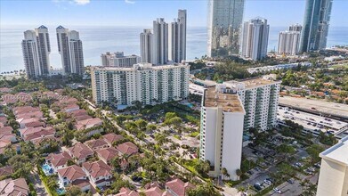 19380 Collins Ave in Sunny Isles Beach, FL - Foto de edificio - Building Photo