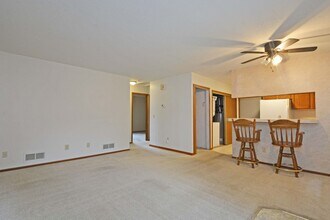 1574 Helmo Ave N in Oakdale, MN - Building Photo - Building Photo