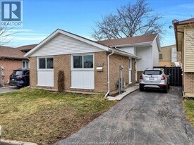 9940 Forest Glade Ct in Windsor, ON - Building Photo