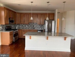 2 N Commerce Square, Unit 302 in Trenton, NJ - Foto de edificio - Building Photo