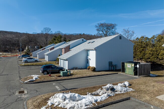 Lakeside Commons in Bristol, CT - Building Photo - Building Photo