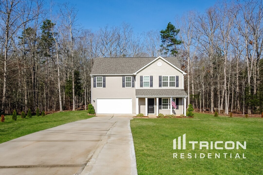 5308 Tucker Phillips Dr in Wingate, NC - Building Photo