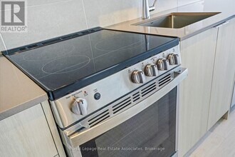 2088 James St in Burlington, ON - Building Photo - Building Photo