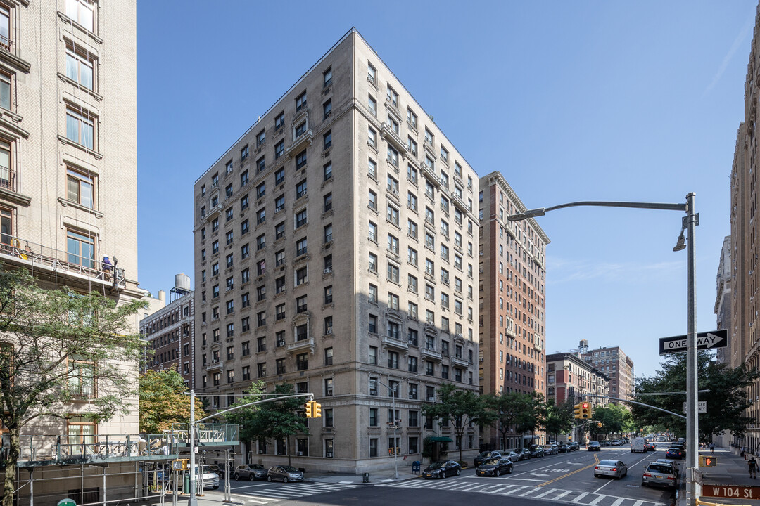 905 W End Ave in New York, NY - Building Photo