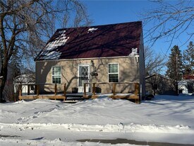 809 Center St E in Roseau, MN - Building Photo