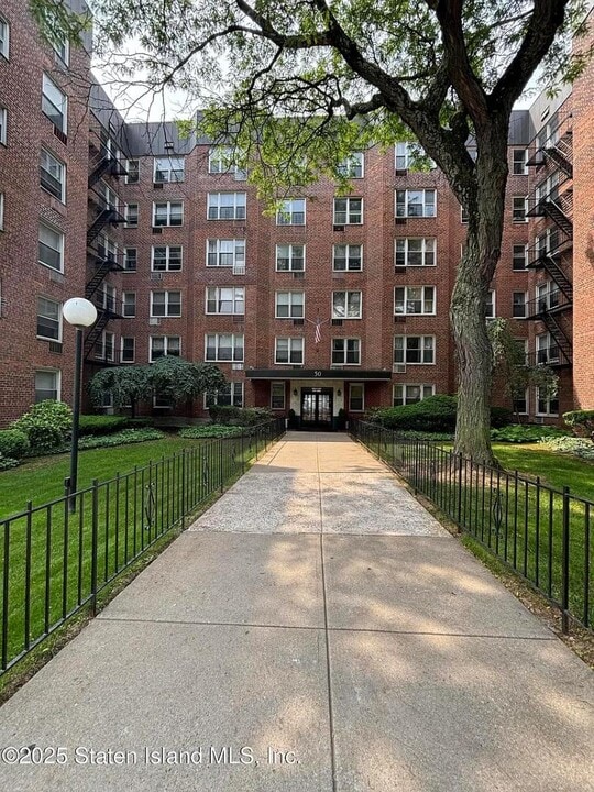 50 Fort Pl in Staten Island, NY - Building Photo