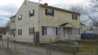 30 Priscilla Ln, Unit 1 in Stratford, CT - Building Photo