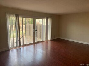 6320 Laurentian Ct in Flint, MI - Building Photo - Building Photo